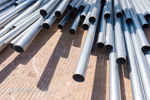 工地上的“钢铁脊梁”——钢管的角色与价值